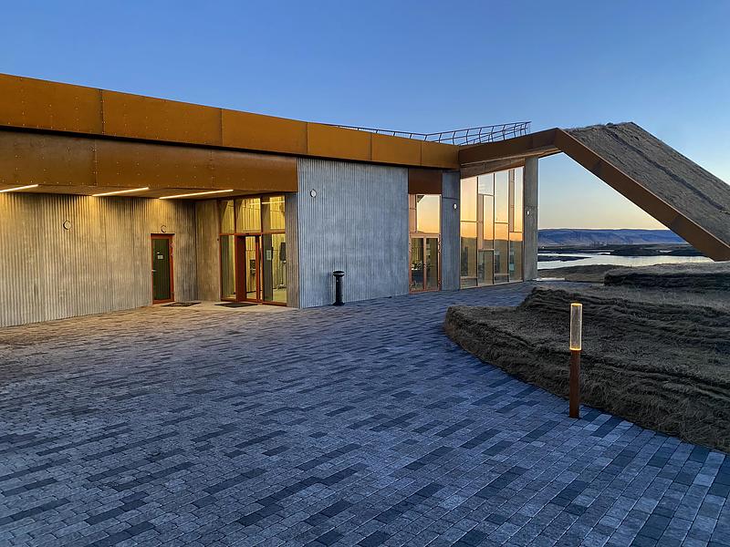 Dossier de presse | 6422-02 - Communiqué de presse | Visitor Center for Vatnajökull National Park - Arkis Architects - Architecture commerciale - The main entrance and arrival plaza.<br> - Crédit photo : Karl Vilhjálmsson