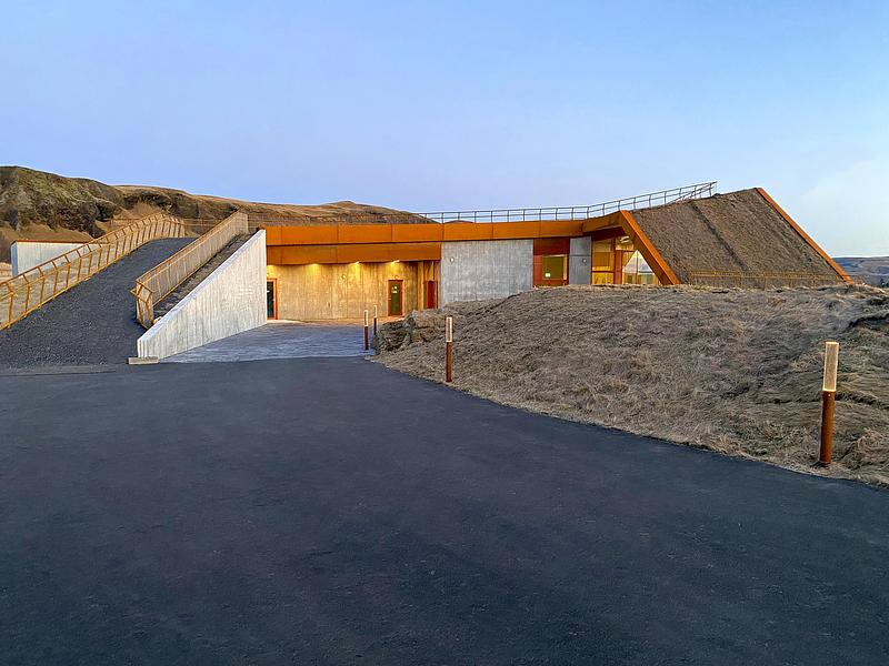 Dossier de presse | 6422-02 - Communiqué de presse | Visitor Center for Vatnajökull National Park - Arkis Architects - Architecture commerciale - Main access from the parking areas.<br style=""> - Crédit photo : Karl Vilhjálmsson