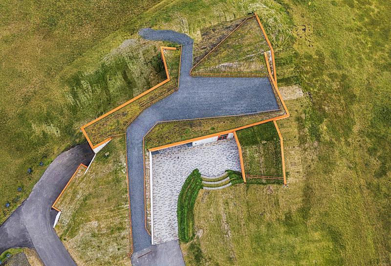 Dossier de presse | 6422-02 - Communiqué de presse | Visitor Center for Vatnajökull National Park - Arkis Architects - Architecture commerciale - A pathway runs through the rooftop of the center, allowing visitors to walk directly from one side to the other, with amazing view over the area.<br> - Crédit photo : Karl Vilhjálmsson