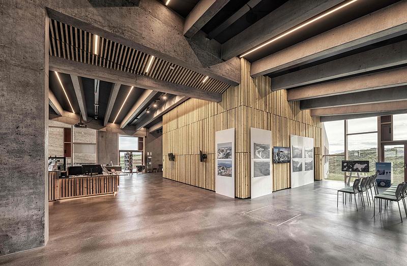 Dossier de presse | 6422-02 - Communiqué de presse | Visitor Center for Vatnajökull National Park - Arkis Architects - Architecture commerciale - The exhibition space floors are polished concrete,<br>divided into sections, each featuring river gravel from the largest glacial river of the western area of Vatnajökull National Park.<br><br style=""> - Crédit photo :  Karl Vilhjálmsson 