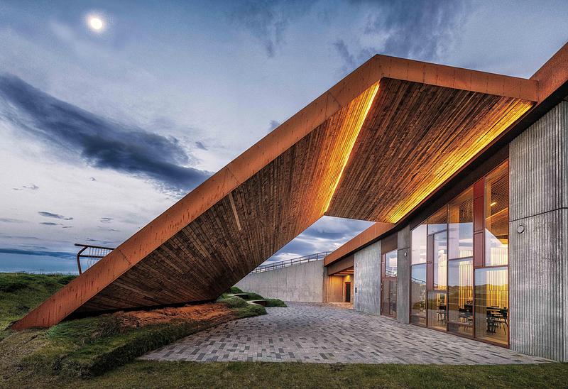 Dossier de presse | 6422-02 - Communiqué de presse | Visitor Center for Vatnajökull National Park - Arkis Architects - Architecture commerciale -  Outside dining area - Crédit photo : Karl Vilhjálmsson