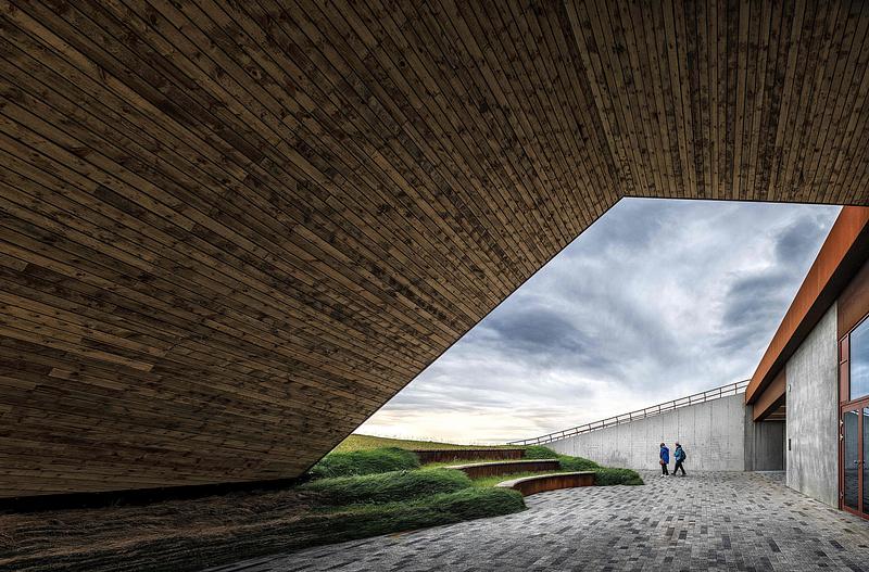 Dossier de presse | 6422-02 - Communiqué de presse | Visitor Center for Vatnajökull National Park - Arkis Architects - Architecture commerciale - The entrance plaza connects to a covered terrace for the outdoor dining area, offering views over the Skaftá river.<br> - Crédit photo : Karl Vilhjálmsson