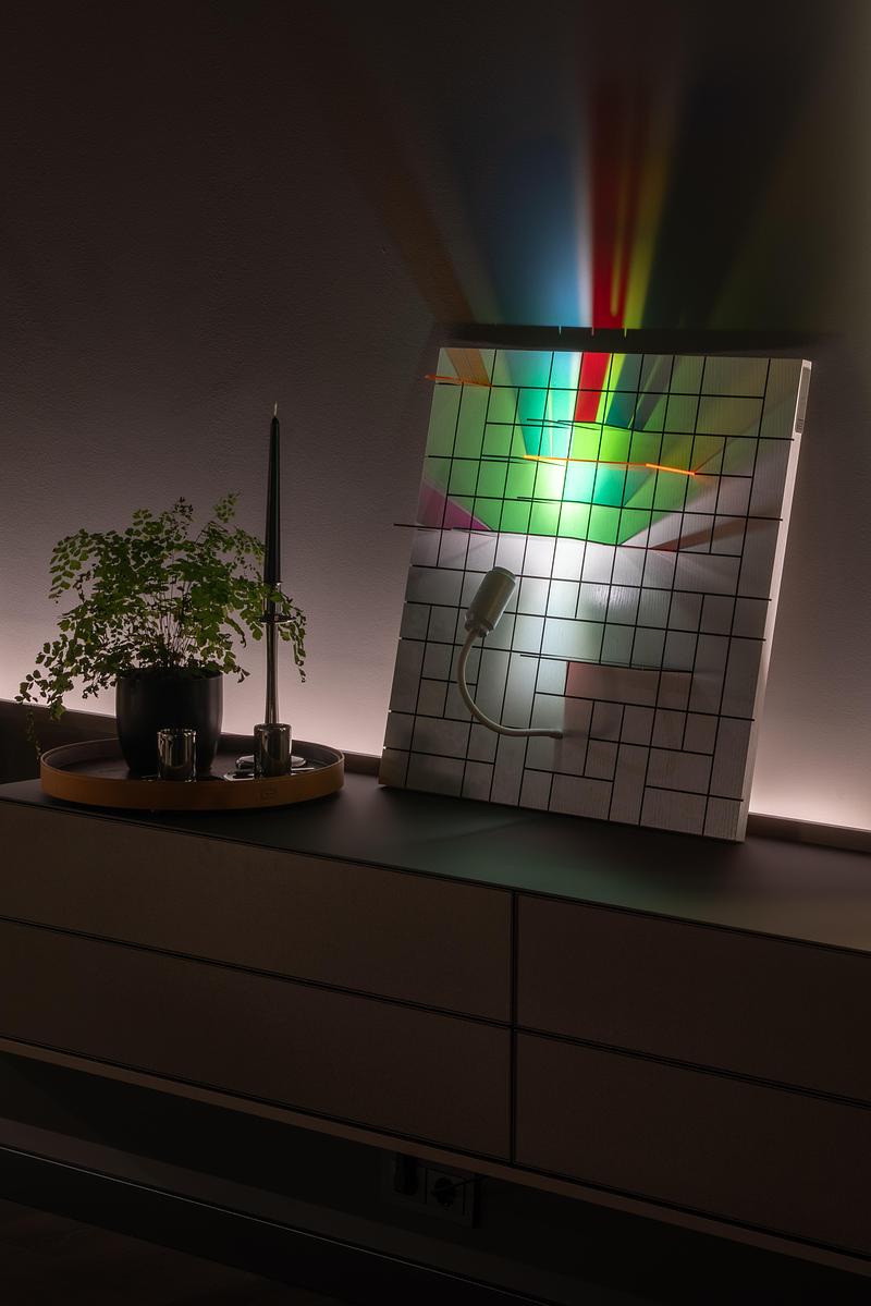 Dossier de presse | 7663-01 - Communiqué de presse | Award-Winning MOOD Luminaire Lets Users Create Personal Light Art - Vaida Atkočaitytė-Dališanskienė - Design d’éclairage - MOOD luminaire by Vaida Atkočaitytė‑Dališanskienė — colours blending into a dynamic composition - Crédit photo :  Vaidotas Darulis 