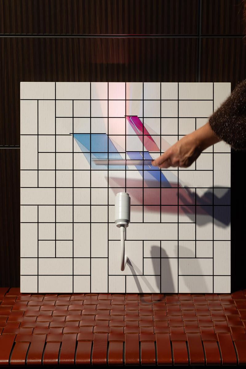 Dossier de presse | 7663-01 - Communiqué de presse | Award-Winning MOOD Luminaire Lets Users Create Personal Light Art - Vaida Atkočaitytė-Dališanskienė - Design d’éclairage - MOOD by Vaida Atkočaitytė‑Dališanskienė — adjusting elements to create unique compositions - Crédit photo :  Vaidotas Darulis 