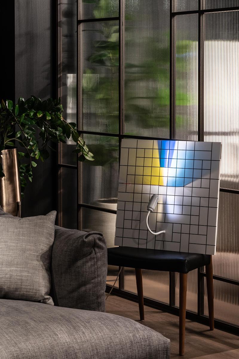 Dossier de presse | 7663-01 - Communiqué de presse | Award-Winning MOOD Luminaire Lets Users Create Personal Light Art - Vaida Atkočaitytė-Dališanskienė - Design d’éclairage - MOOD luminaire by Vaida Atkočaitytė‑Dališanskienė — a play of blue and yellow - Crédit photo :  Vaidotas Darulis 