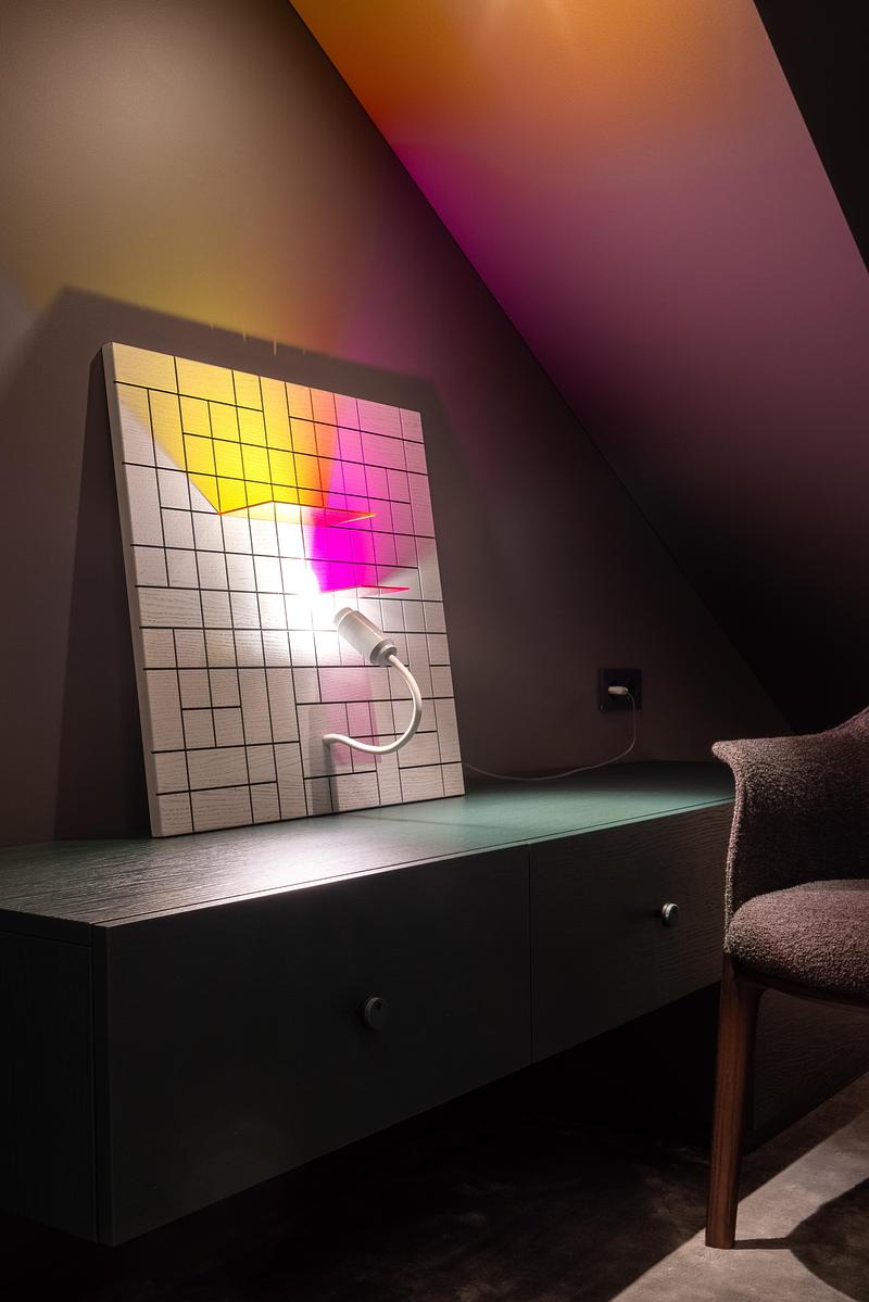 Dossier de presse | 7663-01 - Communiqué de presse | Award-Winning MOOD Luminaire Lets Users Create Personal Light Art - Vaida Atkočaitytė-Dališanskienė - Design d’éclairage - MOOD luminaire by Vaida Atkočaitytė‑Dališanskienė — warm tones shaping the interior - Crédit photo :  Vaidotas Darulis 