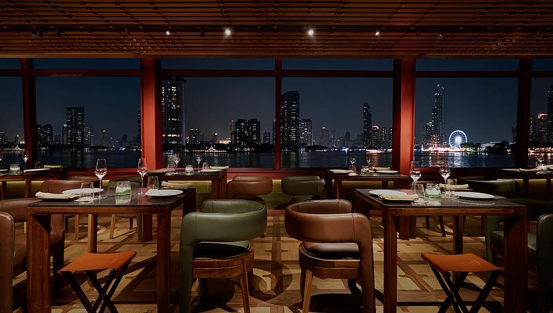 Dossier de presse | 5216-01 - Communiqué de presse | Apsara Cruise, Bar & Restaurant of The Year from  World Architecture Festival Interiors - Studio Locomotive - Design d’intérieur commercial - Apsara Cruise by Studio Locomotive - Crédit photo : Pichan Sujaritsatit