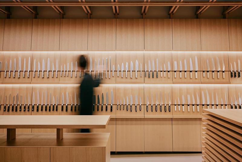 Dossier de presse | 7830-01 - Communiqué de presse | Tojiro Knife Gallery Osaka Wins Dezeen Award 2025 - KATATA YOSHIHITO DESIGN (L/O) - Design d’intérieur commercial - Interior view of TOJIRO Knife Gallery Osaka, with the yoroi-bari-inspired wall display system for knives. - Crédit photo : Masaaki Inoue