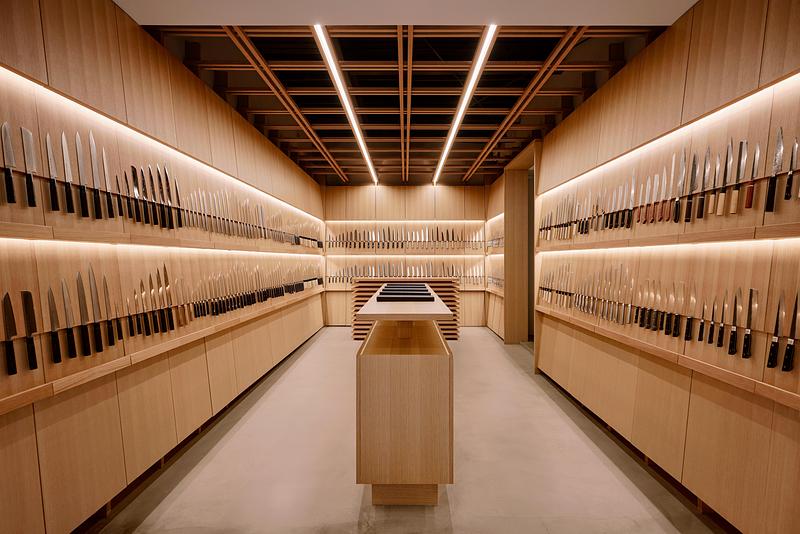 Dossier de presse | 7830-01 - Communiqué de presse | Tojiro Knife Gallery Osaka Wins Dezeen Award 2025 - KATATA YOSHIHITO DESIGN (L/O) - Design d’intérieur commercial - Central perspective of the gallery, showing the sequence of knife displays and ceiling structure. - Crédit photo : Masaaki Inoue