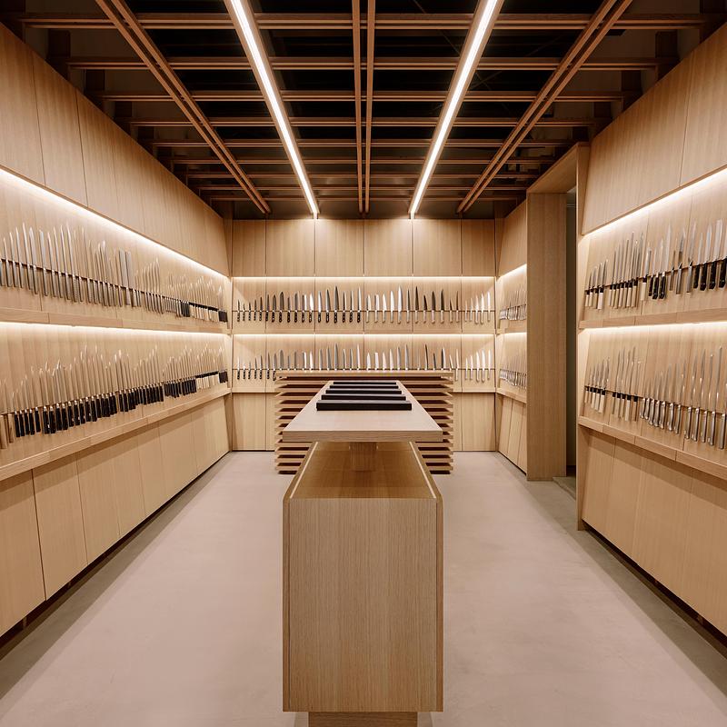Dossier de presse | 7830-01 - Communiqué de presse | Tojiro Knife Gallery Osaka Wins Dezeen Award 2025 - KATATA YOSHIHITO DESIGN (L/O) - Design d’intérieur commercial - Axial view of the retail space, with a central counter and knife displays integrated into the walls. - Crédit photo : Masaaki Inoue