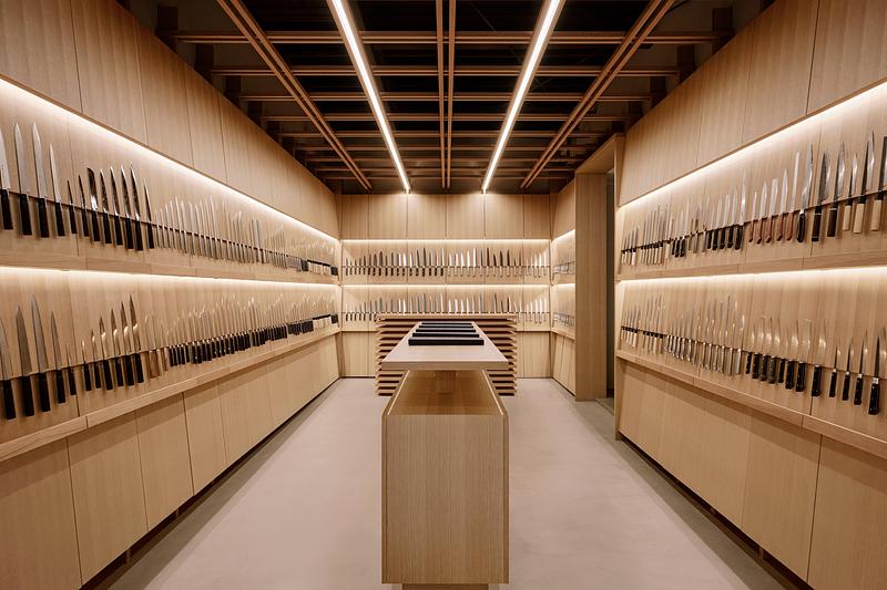Dossier de presse | 7830-01 - Communiqué de presse | Tojiro Knife Gallery Osaka Wins Dezeen Award 2025 - KATATA YOSHIHITO DESIGN (L/O) - Design d’intérieur commercial - Interior view emphasizing the continuous knife display and the long, narrow spatial proportion. - Crédit photo : Masaaki Inoue