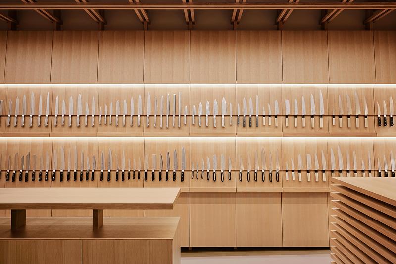 Dossier de presse | 7830-01 - Communiqué de presse | Tojiro Knife Gallery Osaka Wins Dezeen Award 2025 - KATATA YOSHIHITO DESIGN (L/O) - Design d’intérieur commercial - Wide interior view showing the knife display system and the gallery’s spatial rhythm. - Crédit photo : Masaaki Inoue
