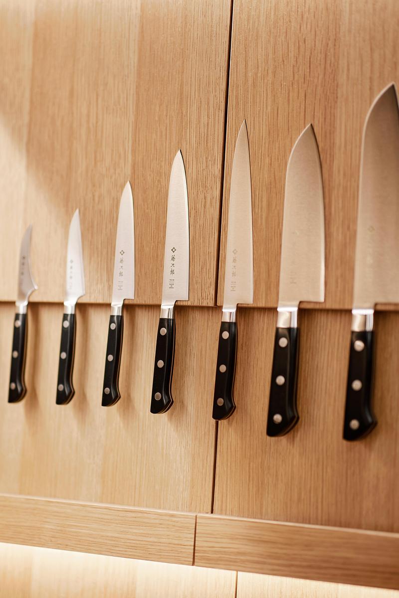 Dossier de presse | 7830-01 - Communiqué de presse | Tojiro Knife Gallery Osaka Wins Dezeen Award 2025 - KATATA YOSHIHITO DESIGN (L/O) - Design d’intérieur commercial - Detail of the wall-mounted knife display, using concealed fixing for a floating appearance. - Crédit photo : Masaaki Inoue