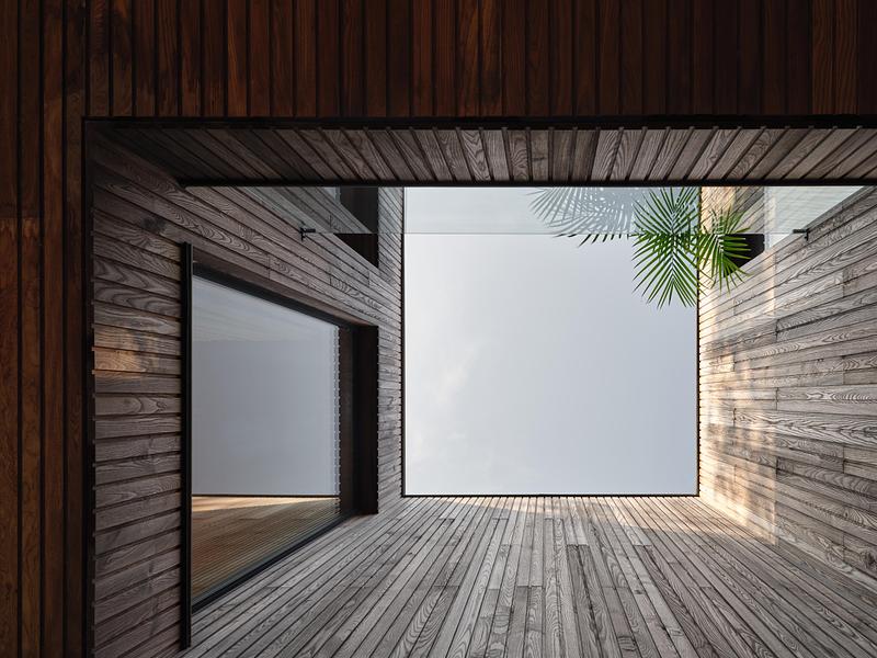 Press kit | 2682-02 - Press release | House of Monitors - Williamson Williamson Inc. - Residential Architecture - Looking up from the impluvium past the second floor deck. - Photo credit: Doublespace Photography
