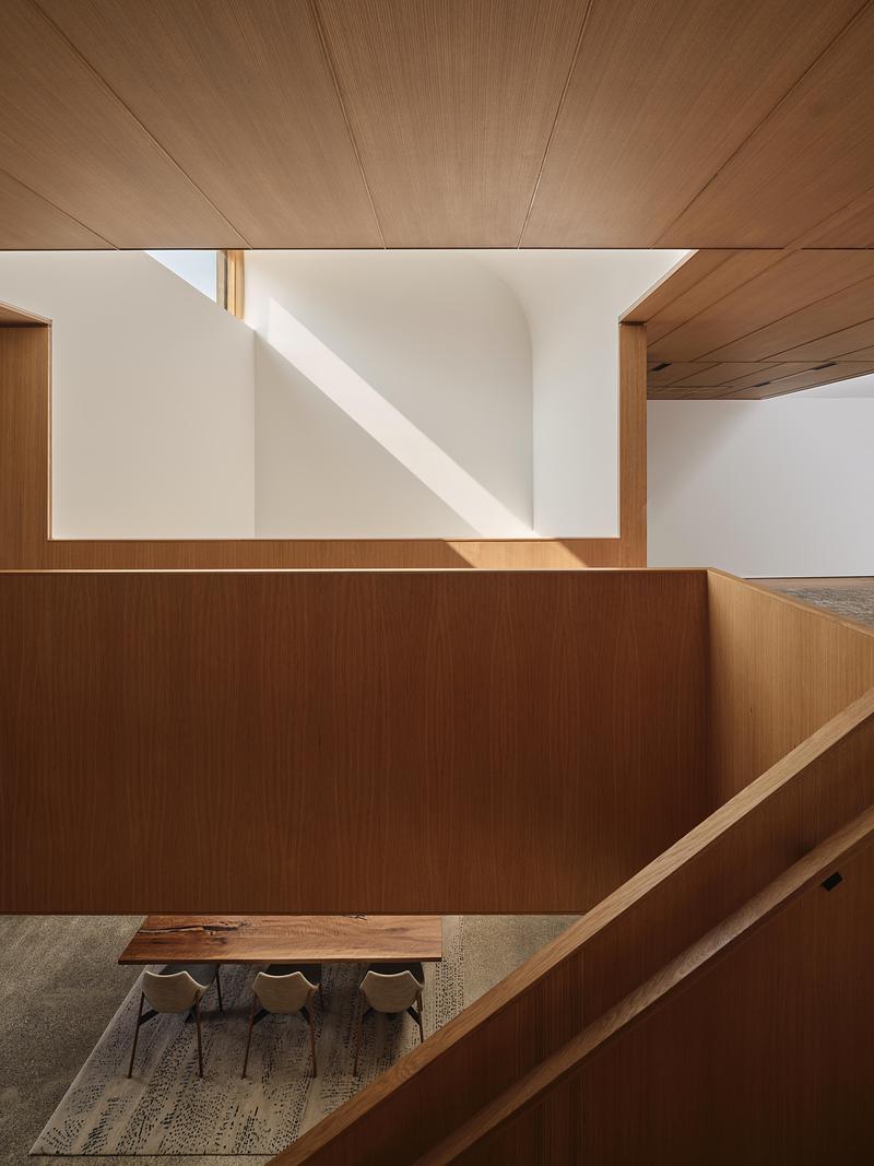 Press kit | 2682-02 - Press release | House of Monitors - Williamson Williamson Inc. - Residential Architecture - The dining room volume shows the light monitor in white and the central circulation lined in wood.  - Photo credit: Doublespace Photography