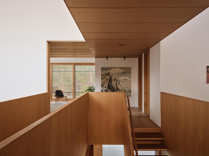 Press kit | 2682-02 - Press release | House of Monitors - Williamson Williamson Inc. - Residential Architecture - On the second floor looking back at the north street elevation, one of the owner’s paintings of the bluffs reminds us of what is behind us at the edge of the lake. - Photo credit: Doublespace Photography