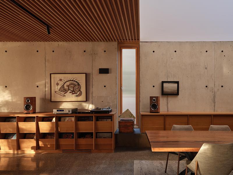 Press kit | 2682-02 - Press release | House of Monitors - Williamson Williamson Inc. - Residential Architecture - The west wall of the living room has millwork cabinets and a window aligning with the acoustic living room ceiling.  - Photo credit: Doublespace Photography