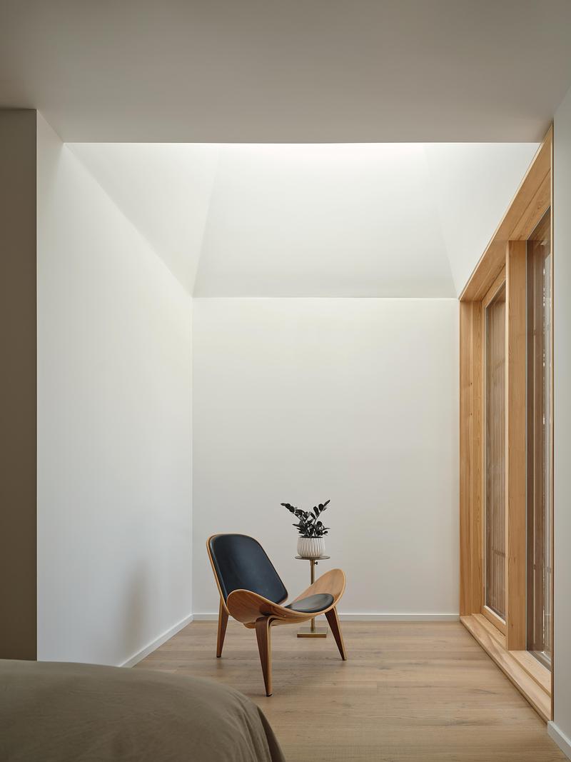 Press kit | 2682-02 - Press release | House of Monitors - Williamson Williamson Inc. - Residential Architecture - <p class="">A small guest room with a sitting area is captured under a pyramidal ceiling.</p> - Photo credit: Doublespace Photography