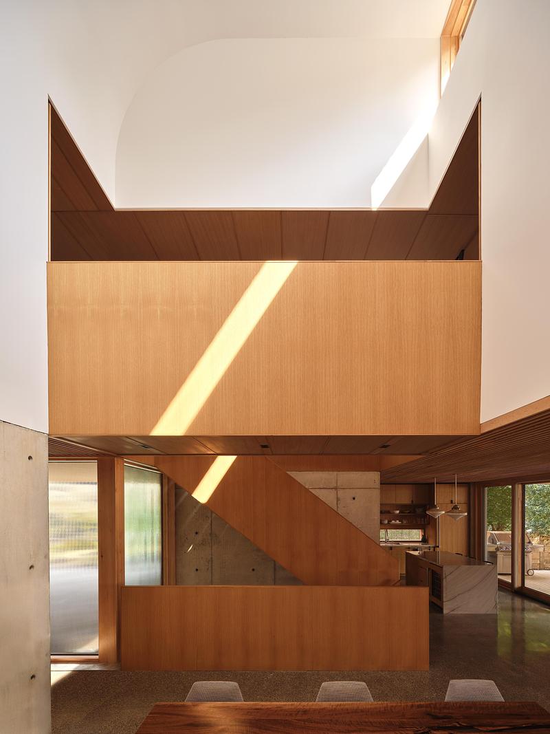 Press kit | 2682-02 - Press release | House of Monitors - Williamson Williamson Inc. - Residential Architecture - The dining room has a soaring 26' tall ceiling with a south facing light monitor. - Photo credit: Doublespace Photography