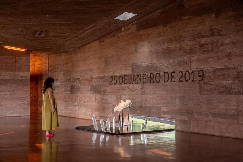 Dossier de presse | 7817-01 - Communiqué de presse | Memorial Brumadinho - Atiaîa Lighting Design - Design d’éclairage - <p class="">Inside the entrance hall, a crystal druse honors the jewels, the way the victims' families remember their lost loved ones. The darkness, brushed by small skylights with integrated projectors, invites to the reflection on the shock of the overwhelming force of the mud.</p> - Crédit photo : Pedro Mascaro
