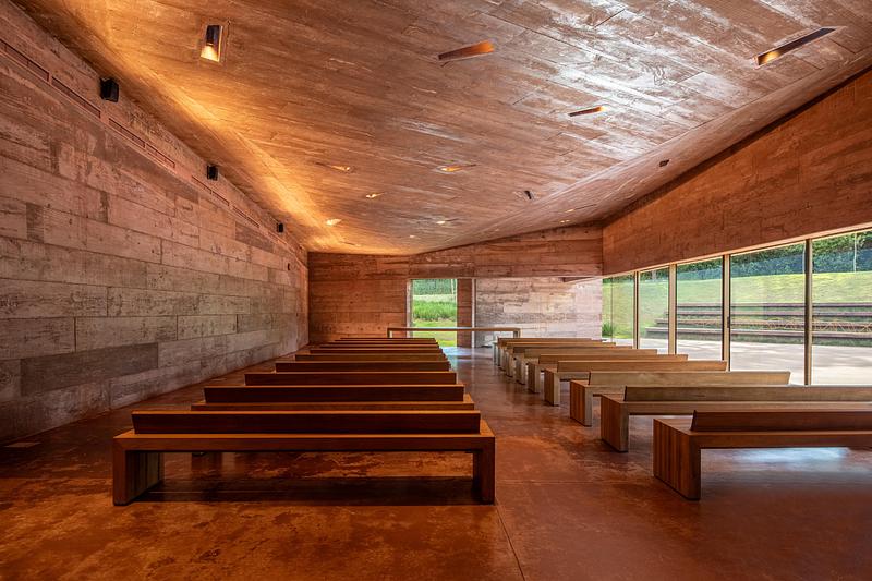 Dossier de presse | 7817-01 - Communiqué de presse | Memorial Brumadinho - Atiaîa Lighting Design - Design d’éclairage - <p class="">The Meditation Space, a large multipurpose hall, opens onto the landscape. Its activities can extend to the outdoor amphitheater, reinforcing the collective and communal character of the project. Different scenes provide various atmospheres, from direct to indirect lighting.</p> - Crédit photo : Pedro Mascaro