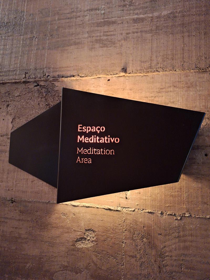 Dossier de presse | 7817-01 - Communiqué de presse | Memorial Brumadinho - Atiaîa Lighting Design - Design d’éclairage - <p class="">An example of lighting and signage integration. Made of Corten steel, the signage mimics the shapes, views, and angles of the architectural design, showing the way almost silently.</p> - Crédit photo : Mariana Novaes