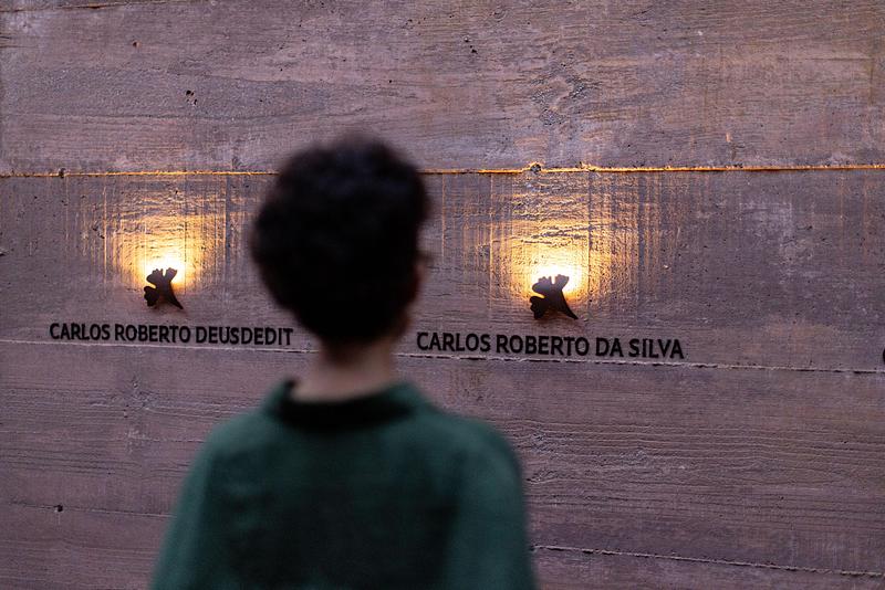 Dossier de presse | 7817-01 - Communiqué de presse | Memorial Brumadinho - Atiaîa Lighting Design - Design d’éclairage - At the Rift, the names of each victim are engraved on the walls together with fiber optics terminals shaped-like ipê flowers, which symbolize life and resilience.  - Crédit photo : Leo Drumond/Nitro