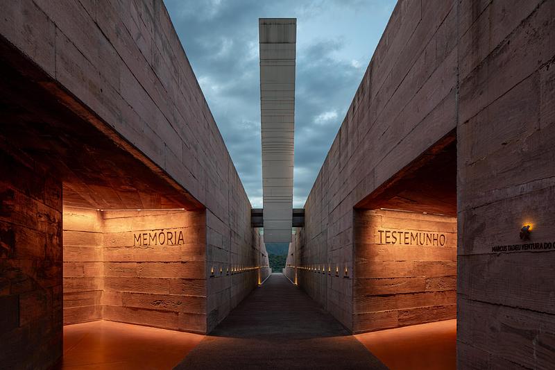 Dossier de presse | 7817-01 - Communiqué de presse | Memorial Brumadinho - Atiaîa Lighting Design - Design d’éclairage - <p class="">Three spaces have been carved into the earth at the midpoint of the rift. To the left, Memory, where the families honour their loved ones. To the right, Testimonial, where the facts of the tragedy are displayed, and a sacred space that holds the victims’ recovered remains. </p> - Crédit photo : Pedro Mascaro