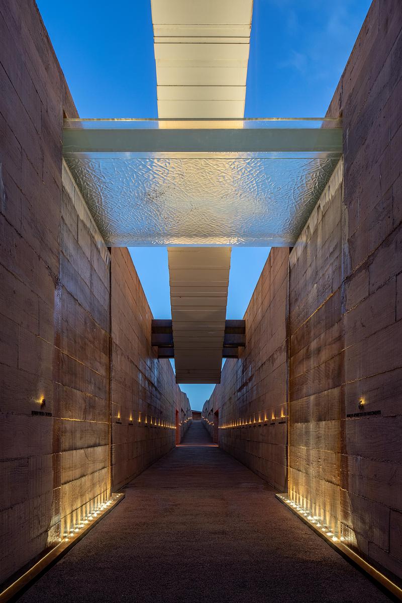 Dossier de presse | 7817-01 - Communiqué de presse | Memorial Brumadinho - Atiaîa Lighting Design - Design d’éclairage - <p class="">Fiber optic endlight terminals with lenses are integrated into the concrete for uplighting the waterfall and also integrated into the sculpture nose for highlighting the tears. The water streams are illuminated with a sidelight hose type fiber optic.</p> - Crédit photo : Pedro Mascaro