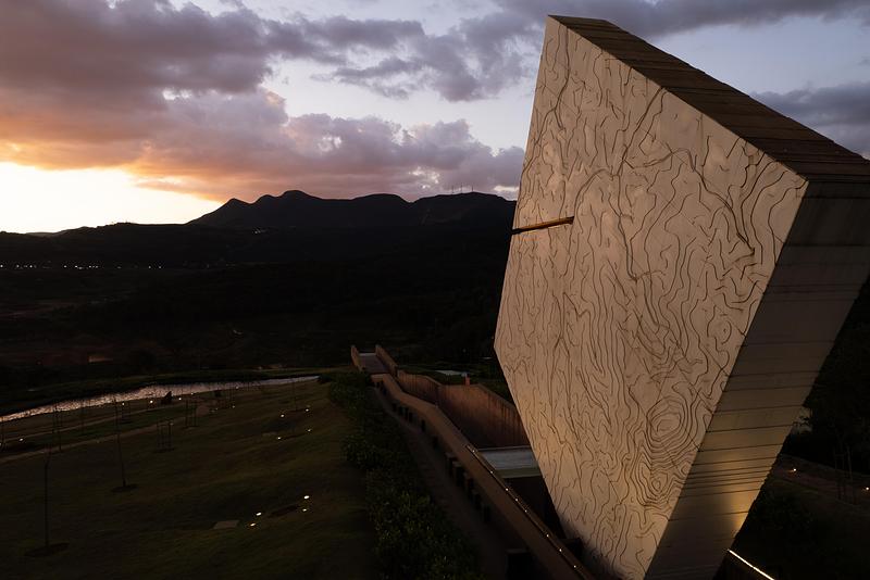 Dossier de presse | 7817-01 - Communiqué de presse | Memorial Brumadinho - Atiaîa Lighting Design - Design d’éclairage - <p class="">At the viewpoint, the valley landscape unfolds a surface that has been hit and stained by mud. The lake reflects the sky during the day, and at night it pays a final tribute to the victims, since the mining landscape cannot be the only one still shining on the horizon. </p> - Crédit photo : Leo Drumond/Nitro