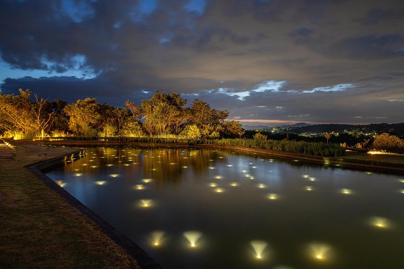 Dossier de presse | 7817-01 - Communiqué de presse | Memorial Brumadinho - Atiaîa Lighting Design - Design d’éclairage - <p class="">At the bottom of the lake, 272 fiber optic terminals were installed, programmed to oscillate to create a starry sky effect. A map of the celestial sphere at 12:01 AM on January 25, 2019, the date of the dam burst, is projected onto the lakebed. Light is presence, it is life.</p> - Crédit photo : Pedro Mascaro