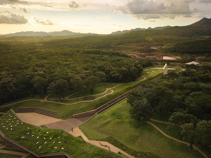 Dossier de presse | 7817-01 - Communiqué de presse | Memorial Brumadinho - Atiaîa Lighting Design - Design d’éclairage - Aerial view: from the left to the right are the Entrance Pavilion, the outdoor living area, the Poem, the Rift, the Monument, the vewpoint and the lake. Memory and Testimonial are below the grove, nearby the squared Sculpture. - Crédit photo : Jomar Bragança