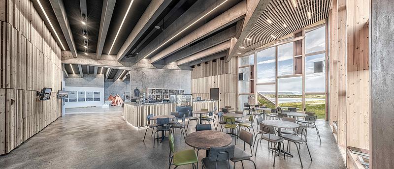 Dossier de presse | 6422-02 - Communiqué de presse | Visitor Center for Vatnajökull National Park - Arkis Architects - Architecture commerciale - Information desk and coffee shop. - Crédit photo : Karl Vilhjálmsson