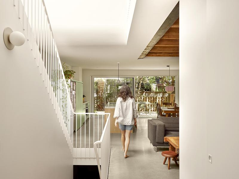 Press kit | 5319-01 - Press release | ShoeBox CHB - ALEXANDRE BERNIER ARCHITECTE - Residential Architecture - Ground floor – Double-height hallway - Photo credit:  Maxime Brouillet 