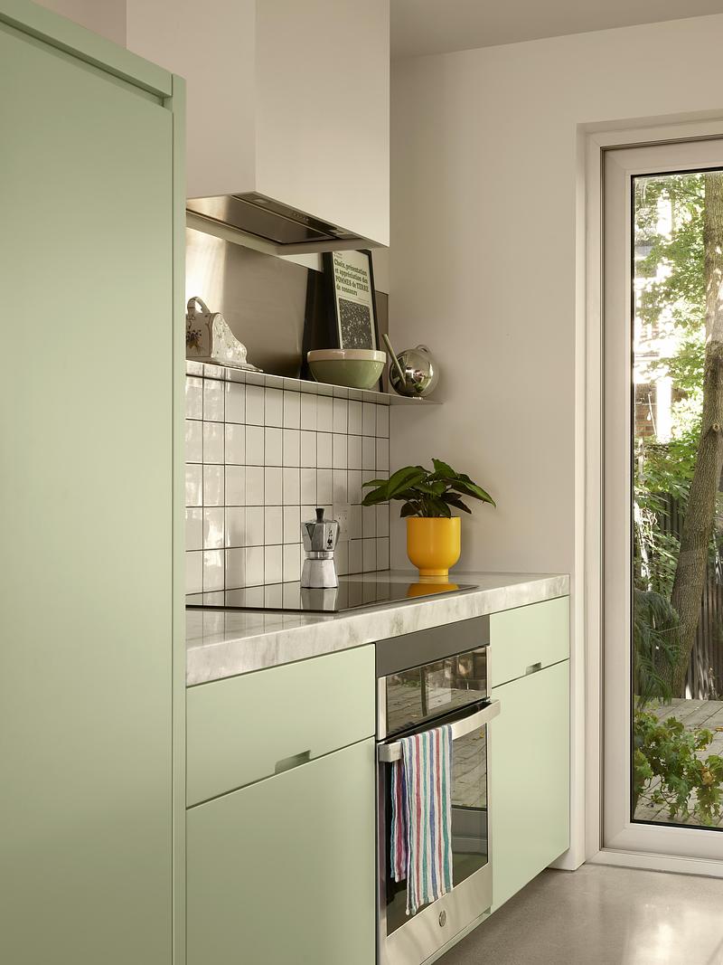 Press kit | 5319-01 - Press release | ShoeBox CHB - ALEXANDRE BERNIER ARCHITECTE - Residential Architecture - Kitchen – Mint green wall cabinetry  - Photo credit:  Maxime Brouillet 