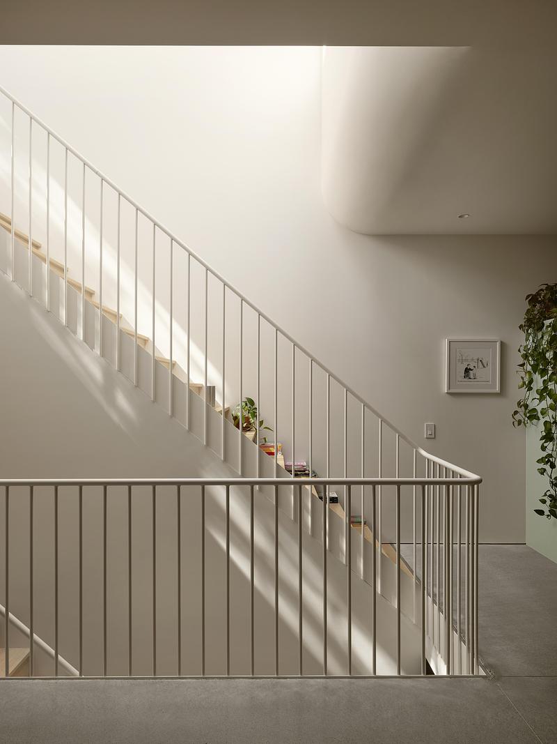 Press kit | 5319-01 - Press release | ShoeBox CHB - ALEXANDRE BERNIER ARCHITECTE - Residential Architecture - Sculptural double-height staircase - Photo credit:  Maxime Brouillet 