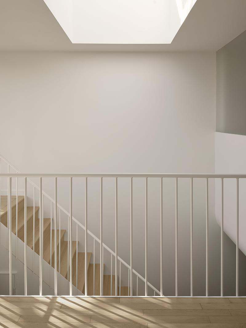 Press kit | 5319-01 - Press release | ShoeBox CHB - ALEXANDRE BERNIER ARCHITECTE - Residential Architecture - Staircase – Second-floor detail<span></span> - Photo credit:  Maxime Brouillet 