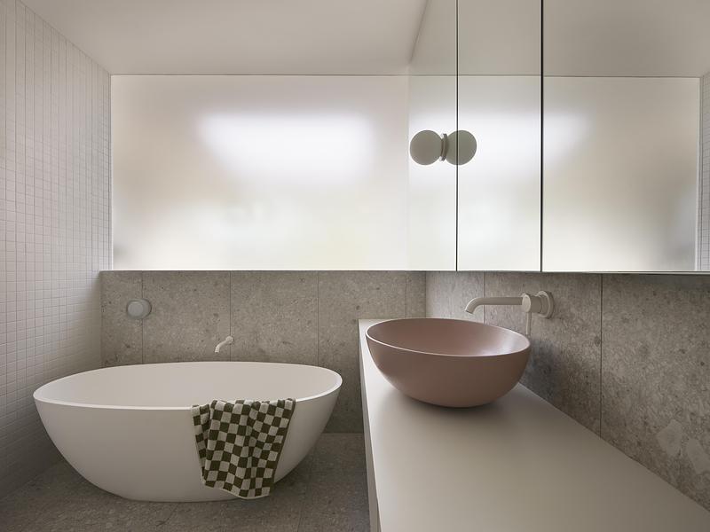 Press kit | 5319-01 - Press release | ShoeBox CHB - ALEXANDRE BERNIER ARCHITECTE - Residential Architecture - Minimalist bathroom in mineral finish<span></span> - Photo credit:  Maxime Brouillet 