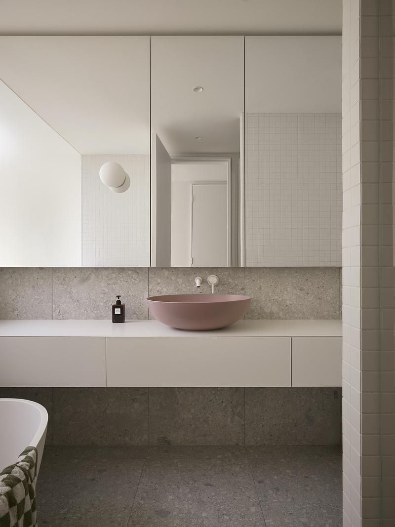 Press kit | 5319-01 - Press release | ShoeBox CHB - ALEXANDRE BERNIER ARCHITECTE - Residential Architecture - Minimalist bathroom in mineral finish<span></span> - Photo credit:  Maxime Brouillet 