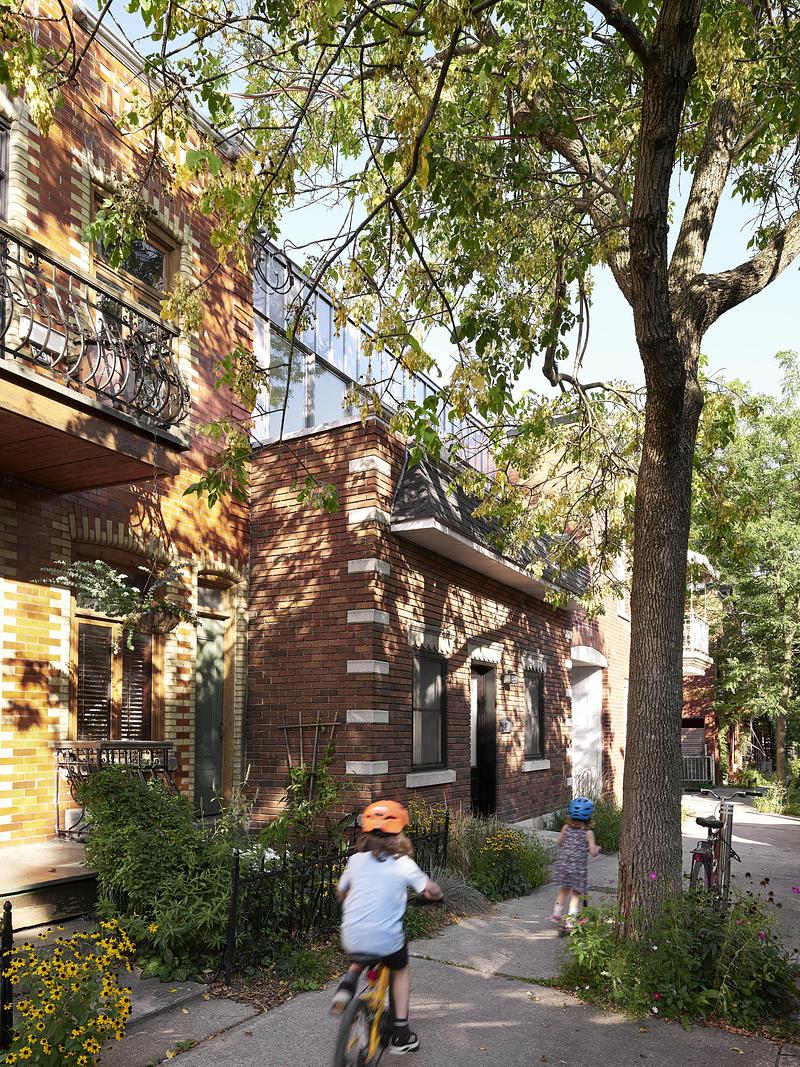 Press kit | 5319-01 - Press release | ShoeBox CHB - ALEXANDRE BERNIER ARCHITECTE - Residential Architecture - Front Façade - Photo credit:  Maxime Brouillet 