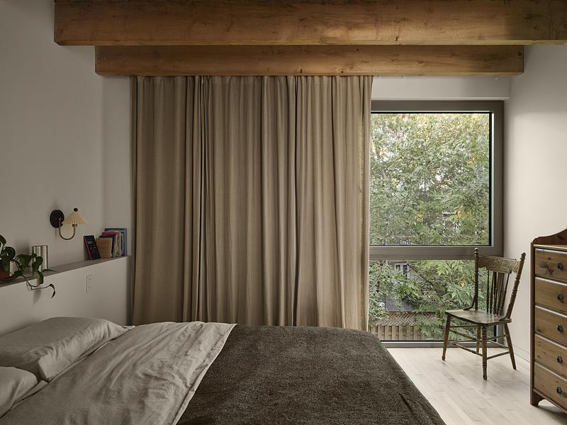 Press kit | 5319-01 - Press release | ShoeBox CHB - ALEXANDRE BERNIER ARCHITECTE - Residential Architecture - Main bedroom - Photo credit:  Maxime Brouillet 