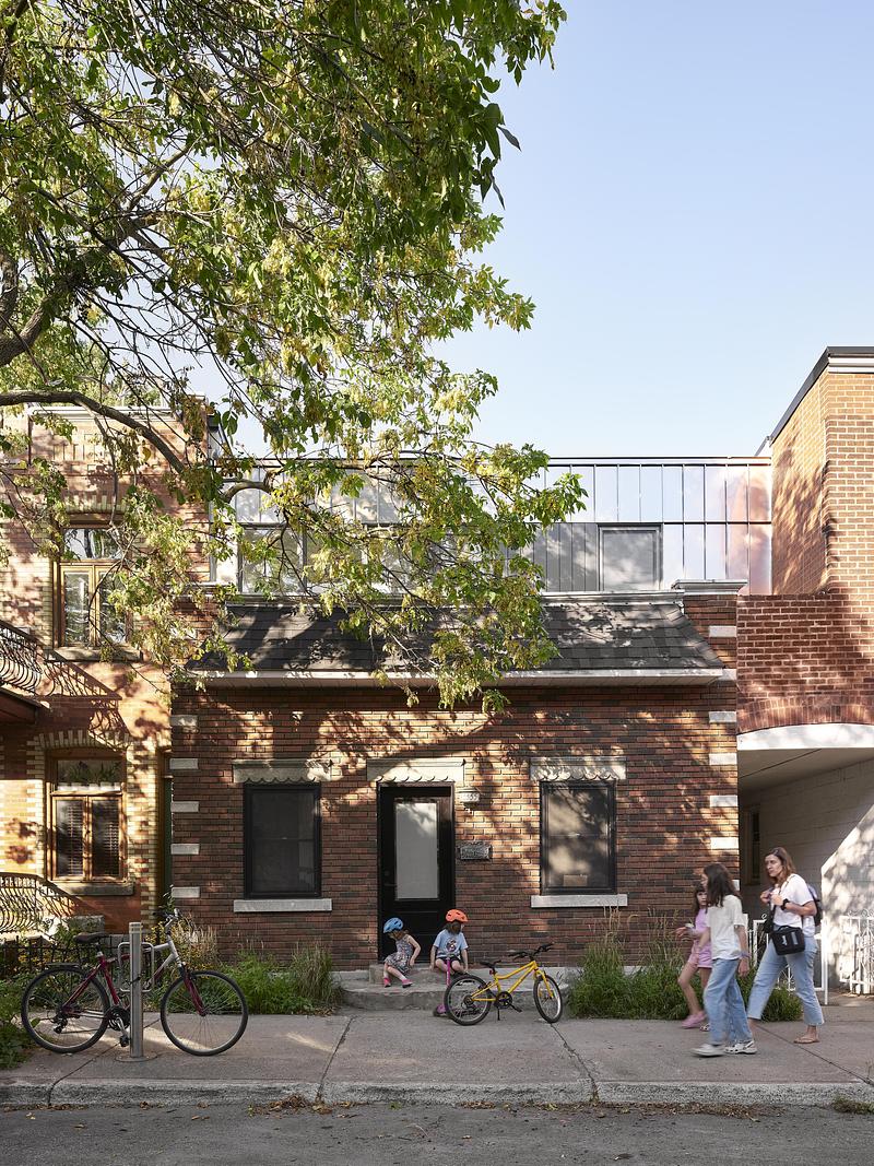 Press kit | 5319-01 - Press release | ShoeBox CHB - ALEXANDRE BERNIER ARCHITECTE - Residential Architecture - Front facade – Added floor with stainless steel cladding - Photo credit:  Maxime Brouillet 