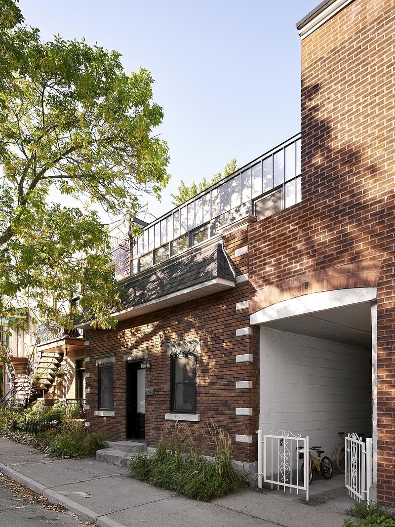 Press kit | 5319-01 - Press release | ShoeBox CHB - ALEXANDRE BERNIER ARCHITECTE - Residential Architecture - Front facade – Added floor with stainless steel cladding - Photo credit:  Maxime Brouillet 