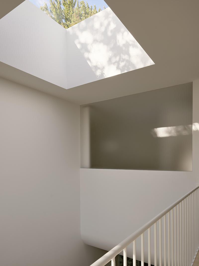 Press kit | 5319-01 - Press release | ShoeBox CHB - ALEXANDRE BERNIER ARCHITECTE - Residential Architecture - Skylight above the Double-Height Space and staircase<span></span> - Photo credit:  Maxime Brouillet 