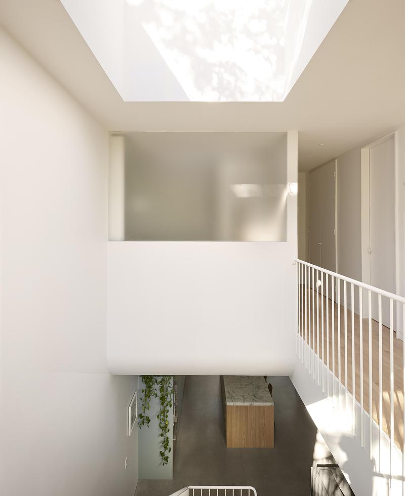 Press kit | 5319-01 - Press release | ShoeBox CHB - ALEXANDRE BERNIER ARCHITECTE - Residential Architecture - Double-Height Space &amp; second floor Walkway - Photo credit:  Maxime Brouillet 