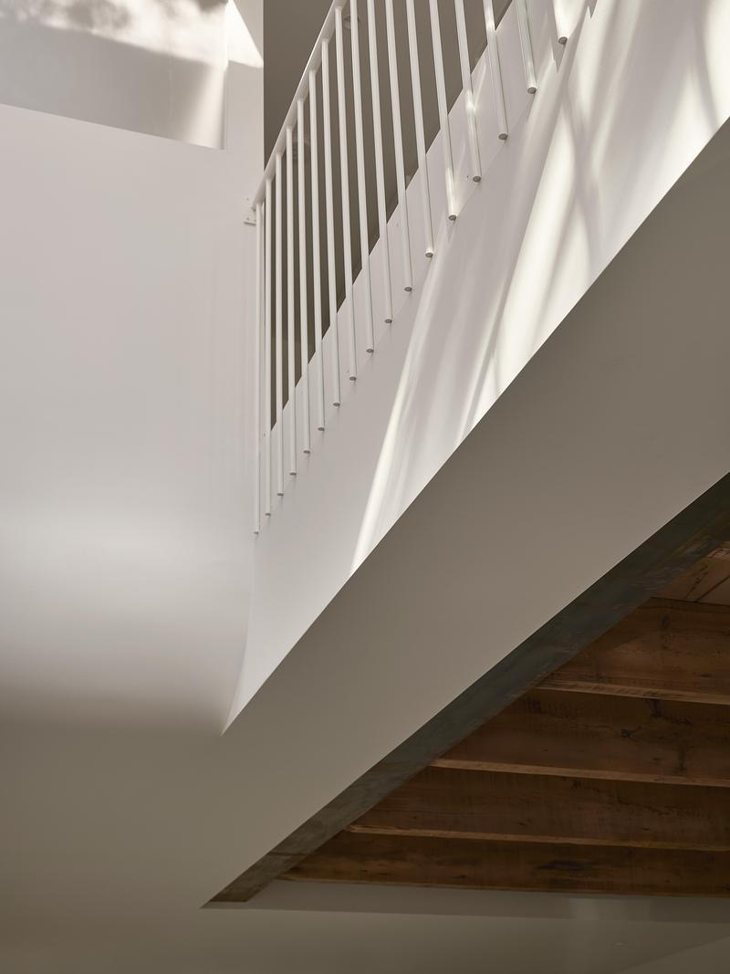 Press kit | 5319-01 - Press release | ShoeBox CHB - ALEXANDRE BERNIER ARCHITECTE - Residential Architecture - Detail_Ceiling to railing - Photo credit:  Maxime Brouillet 