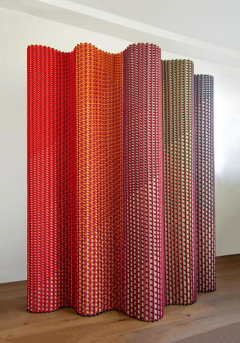 Dossier de presse | 7833-01 - Communiqué de presse | Plissade Wins Dezeen Awards 2025 Textile Design of the Year - Luis Marie - Produit - Plissade Burgundy Lava - front view - Crédit photo : Luis Marie