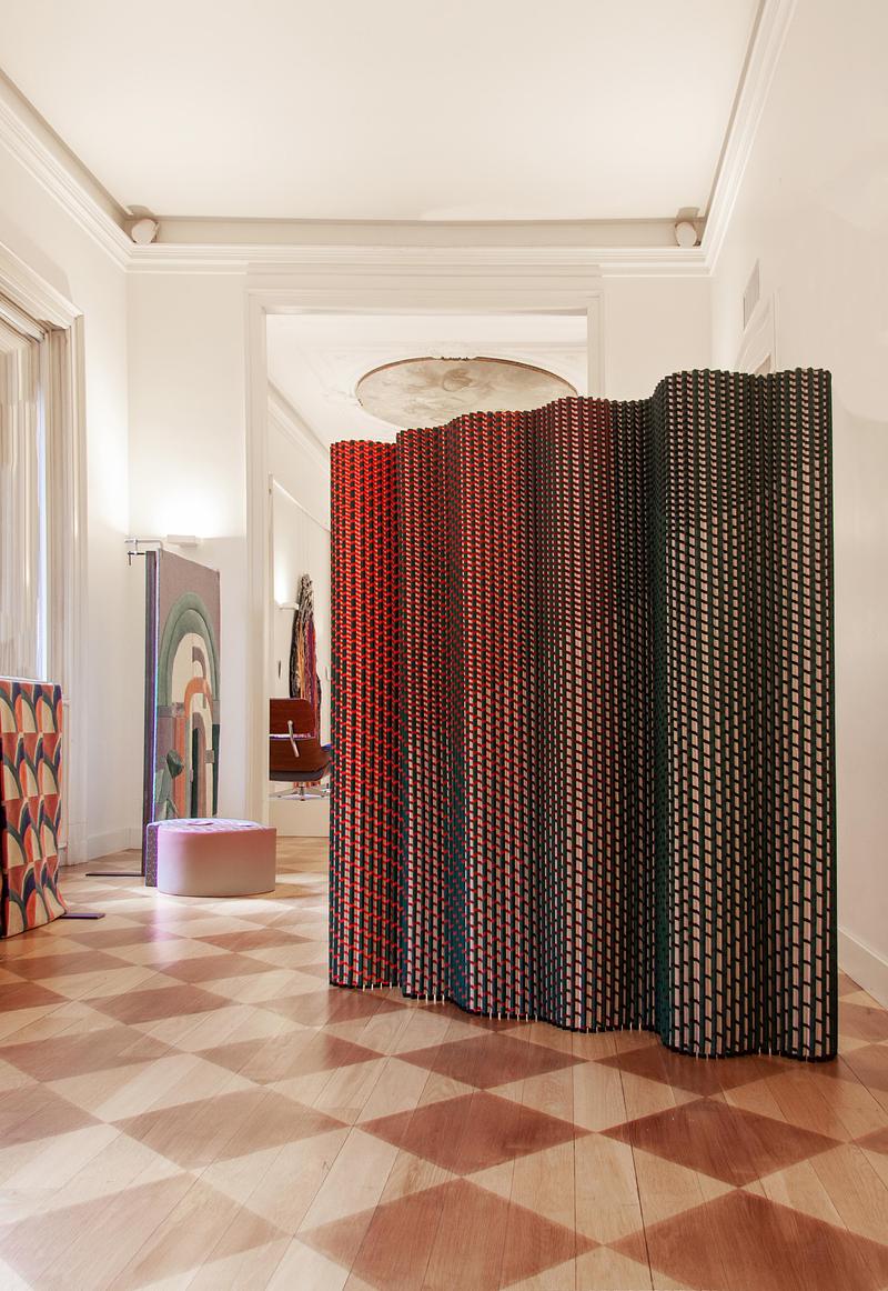 Dossier de presse | 7833-01 - Communiqué de presse | Plissade Wins Dezeen Awards 2025 Textile Design of the Year - Luis Marie - Produit - Plissade Forest Green in Palazzo di Giureconsulti during Salone del Mobile - Crédit photo : Luis Marie