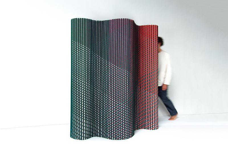 Dossier de presse | 7833-01 - Communiqué de presse | Plissade Wins Dezeen Awards 2025 Textile Design of the Year - Luis Marie - Produit - Plissade Forest Green - front view - Crédit photo : Luis Marie