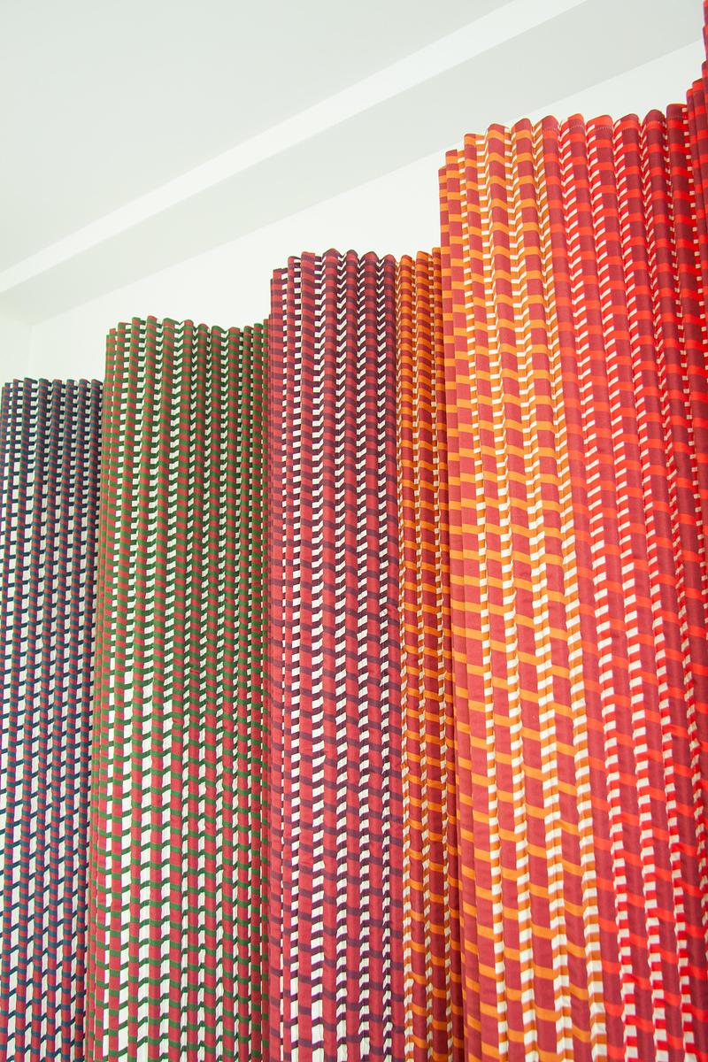 Dossier de presse | 7833-01 - Communiqué de presse | Plissade Wins Dezeen Awards 2025 Textile Design of the Year - Luis Marie - Produit - Plissade Burgundy Lava - top detail - Crédit photo : Luis Marie